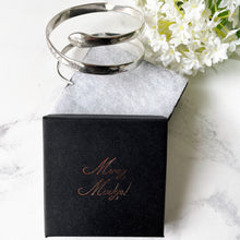 Carica l'immagine nel visualizzatore di Gallery, Art Deco 1930s Egyptian Revival Silver Snake Bangle "Fid. Et. Amore."