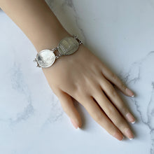 Carica l'immagine nel visualizzatore di Gallery, Vintage 1945 British Sterling Silver Souvenir of London Bracelet