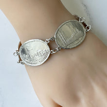 Carica l'immagine nel visualizzatore di Gallery, Vintage 1945 British Sterling Silver Souvenir of London Bracelet