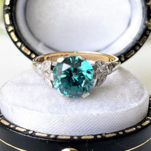 Carica l'immagine nel visualizzatore di Gallery, Vintage 9ct Gold Blue Zircon Solitaire Ring