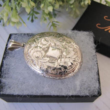 Charger l'image dans la galerie, Large Victorian Sterling Silver Engraved Locket