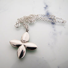 Lade das Bild in den Galerie-Viewer, Pandora Silver Enamel Flower Pendant Necklace. - MercyMadge