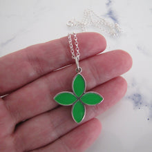 Lade das Bild in den Galerie-Viewer, Pandora Silver Enamel Flower Pendant Necklace. - MercyMadge