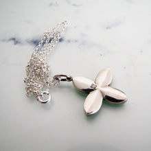 Lade das Bild in den Galerie-Viewer, Pandora Silver Enamel Flower Pendant Necklace. - MercyMadge