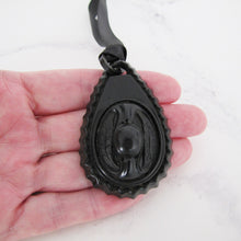 Cargar imagen en el visor de la galería, Victorian Black Horn & Vulcanite Mourning Pendant - MercyMadge