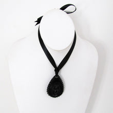 Cargar imagen en el visor de la galería, Victorian Black Horn & Vulcanite Mourning Pendant - MercyMadge