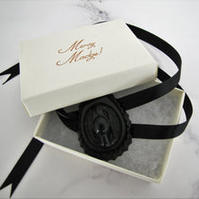 Cargar imagen en el visor de la galería, Victorian Black Horn & Vulcanite Mourning Pendant - MercyMadge
