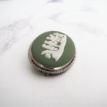 Cargar imagen en el visor de la galería, Sterling Silver Green Jasperware Cameo Brooch, Wedgwood 1969. - MercyMadge