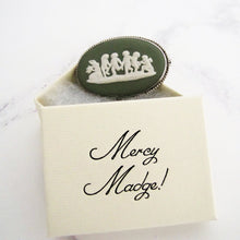 Cargar imagen en el visor de la galería, Sterling Silver Green Jasperware Cameo Brooch, Wedgwood 1969. - MercyMadge