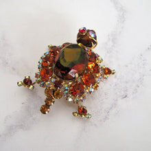 Charger l'image dans la galerie, Vintage Rhinestone Turtle Brooch by Juliana, Delizza And Elster, USA. - MercyMadge