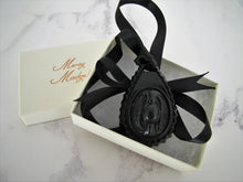 Cargar imagen en el visor de la galería, Victorian Black Horn & Vulcanite Mourning Pendant - MercyMadge