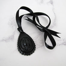 Cargar imagen en el visor de la galería, Victorian Black Horn & Vulcanite Mourning Pendant - MercyMadge