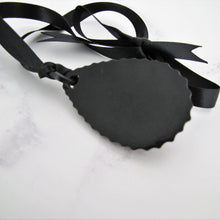 Cargar imagen en el visor de la galería, Victorian Black Horn & Vulcanite Mourning Pendant - MercyMadge