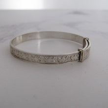Lade das Bild in den Galerie-Viewer, Child's Vintage Silver Bracelet, Engraved Teddy Bears, Expanding, Adjustable. - MercyMadge