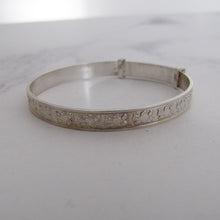 Lade das Bild in den Galerie-Viewer, Child's Vintage Silver Bracelet, Engraved Teddy Bears, Expanding, Adjustable. - MercyMadge