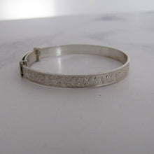 Lade das Bild in den Galerie-Viewer, Child's Vintage Silver Bracelet, Engraved Teddy Bears, Expanding, Adjustable. - MercyMadge