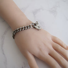 Lade das Bild in den Galerie-Viewer, Vintage Sterling Silver Curb Chain Bracelet, Heart Padlock Clasp. - MercyMadge