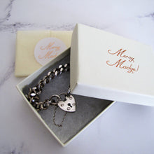 Lade das Bild in den Galerie-Viewer, Vintage Sterling Silver Curb Chain Bracelet, Heart Padlock Clasp. - MercyMadge