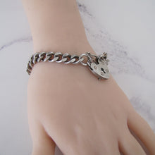 Lade das Bild in den Galerie-Viewer, Vintage Sterling Silver Curb Chain Bracelet, Heart Padlock Clasp. - MercyMadge