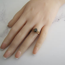Cargar imagen en el visor de la galería, 1940's Retro 14ct Gold Black Star Sapphire Ring. - MercyMadge