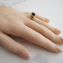 Cargar imagen en el visor de la galería, 1940's Retro 14ct Gold Black Star Sapphire Ring. - MercyMadge