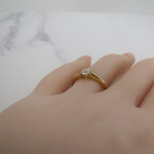 Carica l'immagine nel visualizzatore di Gallery, Antique 18ct Gold Diamond Solitaire Engagement Ring. - MercyMadge