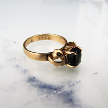 Cargar imagen en el visor de la galería, 1940's Retro 14ct Gold Black Star Sapphire Ring. - MercyMadge