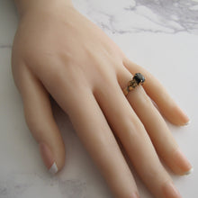 Cargar imagen en el visor de la galería, 1940's Retro 14ct Gold Black Star Sapphire Ring. - MercyMadge