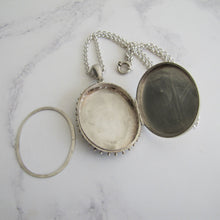 Cargar imagen en el visor de la galería, Victorian Aesthetic Engraved Silver Locket Necklace - MercyMadge