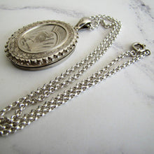 Cargar imagen en el visor de la galería, Victorian Aesthetic Engraved Silver Locket Necklace - MercyMadge
