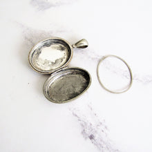 Charger l'image dans la galerie, Sterling Silver 'In Memory Of' Antique Mourning Locket - MercyMadge