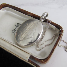 Cargar imagen en el visor de la galería, Victorian Large Oval Sterling Silver Locket. - MercyMadge