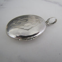 Cargar imagen en el visor de la galería, Victorian Large Oval Sterling Silver Locket. - MercyMadge