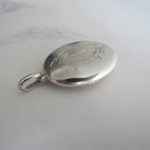Cargar imagen en el visor de la galería, Victorian Large Oval Sterling Silver Locket. - MercyMadge