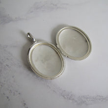 Cargar imagen en el visor de la galería, Victorian Large Oval Sterling Silver Locket. - MercyMadge