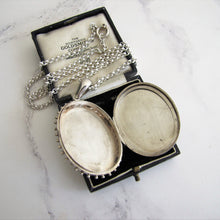 Cargar imagen en el visor de la galería, Victorian Aesthetic Engraved Silver Locket Necklace - MercyMadge