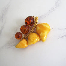 Lade das Bild in den Galerie-Viewer, Vintage 9ct Gold On Silver Baltic Mixed Amber Brooch. Big Carved Grape/Cherry Figural Brooch. Butterscotch & Cognac Amber Soviet Russian Pin