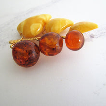 Lade das Bild in den Galerie-Viewer, Vintage 9ct Gold On Silver Baltic Mixed Amber Brooch. Big Carved Grape/Cherry Figural Brooch. Butterscotch & Cognac Amber Soviet Russian Pin