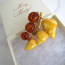 Lade das Bild in den Galerie-Viewer, Vintage 9ct Gold On Silver Baltic Mixed Amber Brooch. Big Carved Grape/Cherry Figural Brooch. Butterscotch & Cognac Amber Soviet Russian Pin
