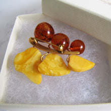 Lade das Bild in den Galerie-Viewer, Vintage 9ct Gold On Silver Baltic Mixed Amber Brooch. Big Carved Grape/Cherry Figural Brooch. Butterscotch & Cognac Amber Soviet Russian Pin