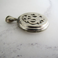 Charger l'image dans la galerie, Sterling Silver 'In Memory Of' Antique Mourning Locket - MercyMadge