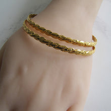 Carica l'immagine nel visualizzatore di Gallery, 22 Carat Yellow Gold Etruscan Engraved Bangles. - MercyMadge