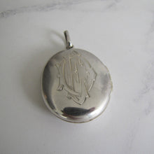 Cargar imagen en el visor de la galería, Victorian Large Oval Sterling Silver Locket. - MercyMadge