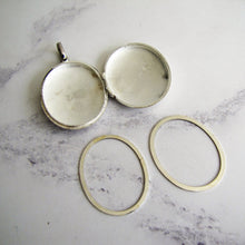 Cargar imagen en el visor de la galería, Victorian Large Oval Sterling Silver Locket. - MercyMadge