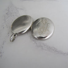 Cargar imagen en el visor de la galería, Victorian Large Oval Sterling Silver Locket. - MercyMadge