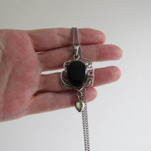 Cargar imagen en el visor de la galería, Vintage Whitby Jet Sterling Silver Pendant Necklace. - MercyMadge