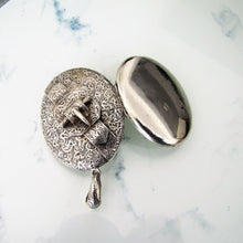 Cargar imagen en el visor de la galería, Victorian Aesthetic Engraved Silver Locket. - MercyMadge