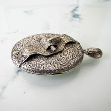 Cargar imagen en el visor de la galería, Victorian Aesthetic Engraved Silver Locket. - MercyMadge