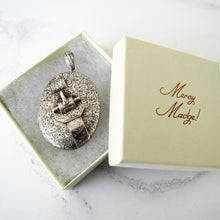 Cargar imagen en el visor de la galería, Victorian Aesthetic Engraved Silver Locket. - MercyMadge