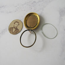 Cargar imagen en el visor de la galería, Victorian 15ct Gold Inlaid Pietra Dura Locket Pendant. - MercyMadge